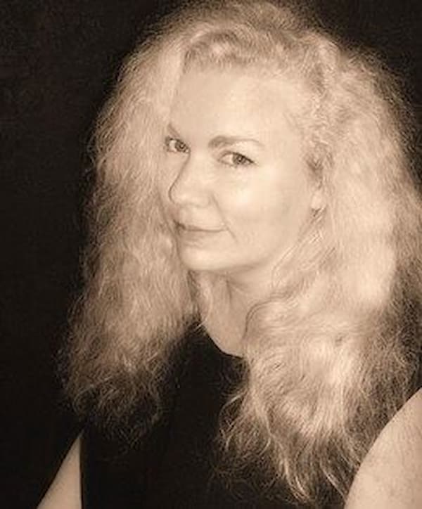 Autora Laurann Dohner